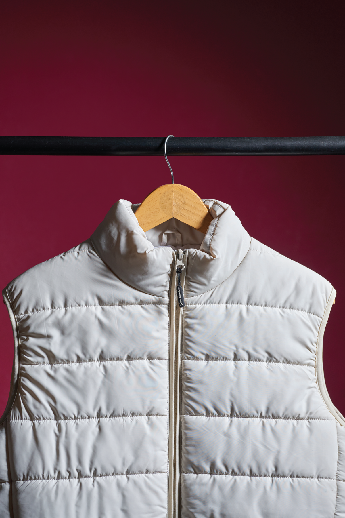 ASH WHITE EXCLUSIVE PUFFER JACKET  (SLEEVELESS)
